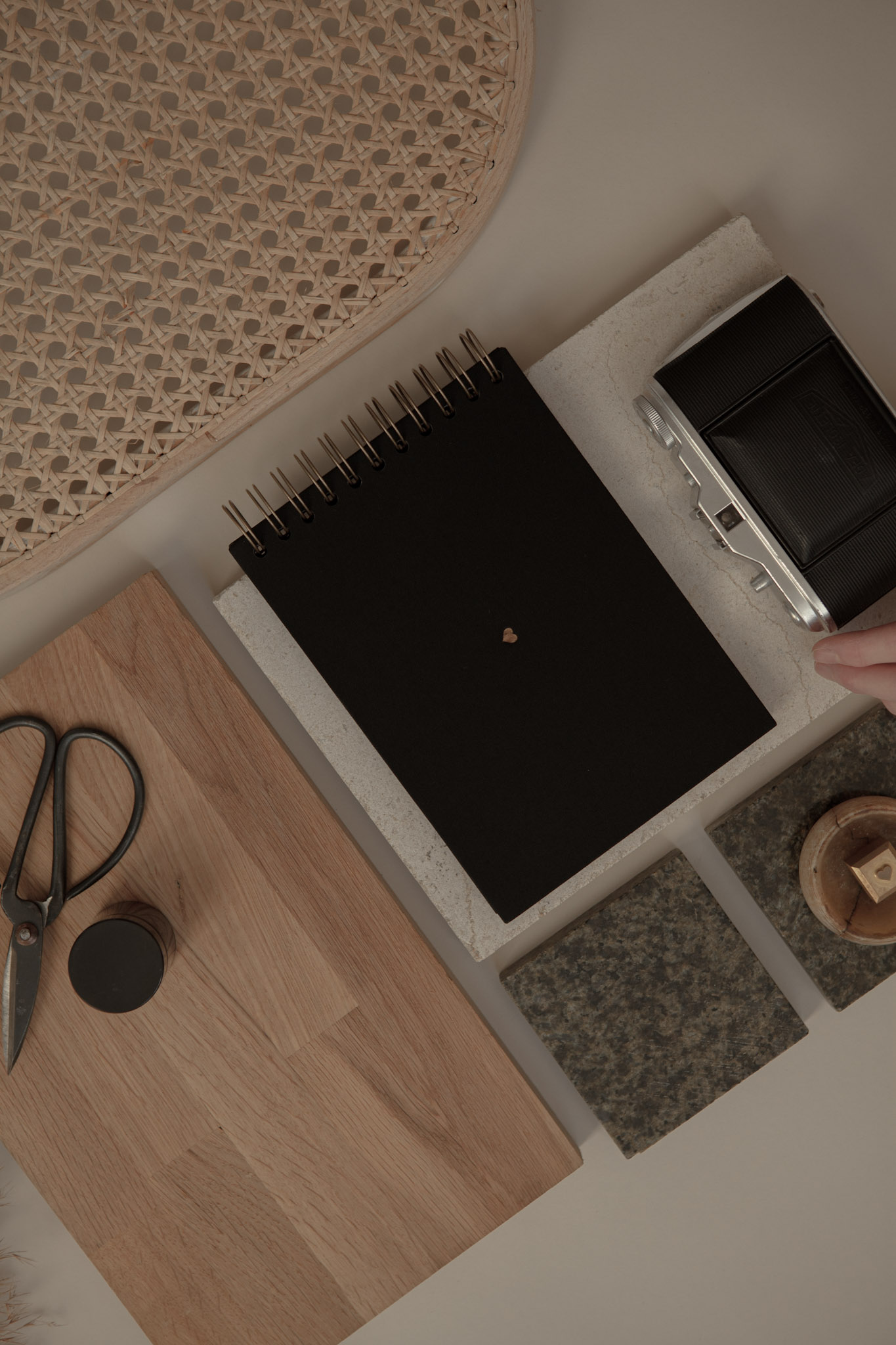 Album na spirali 20 x 15 cm klasyczna czerń z symbolem SERCE