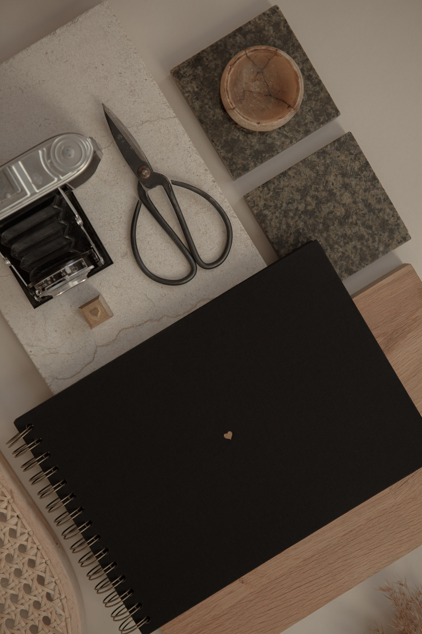 Album na spirali 28 x 20 cm klasyczna czerń z symbolem SERCE