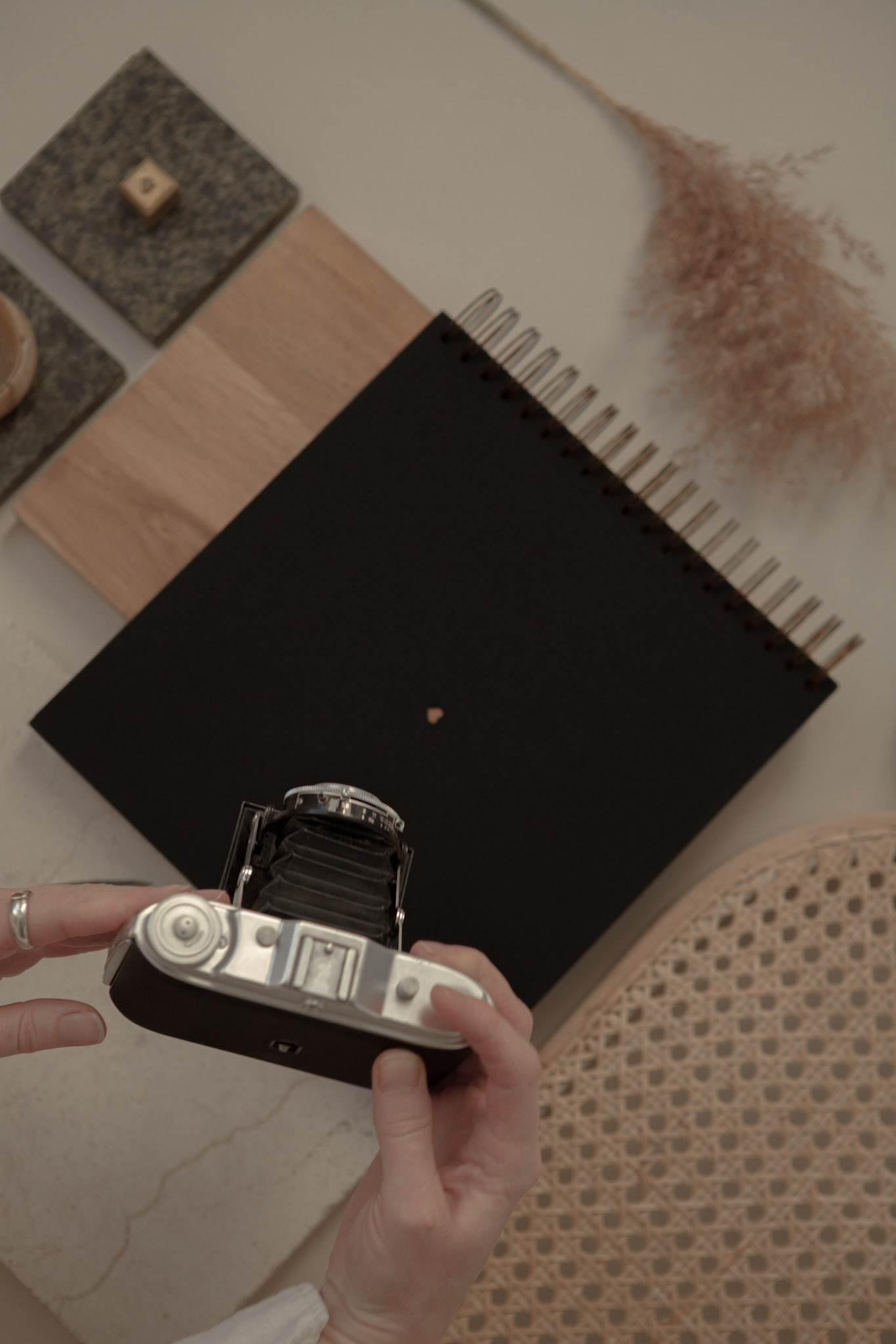 Album na spirali 26 x 25 cm klasyczna czerń z symbolem SERCE