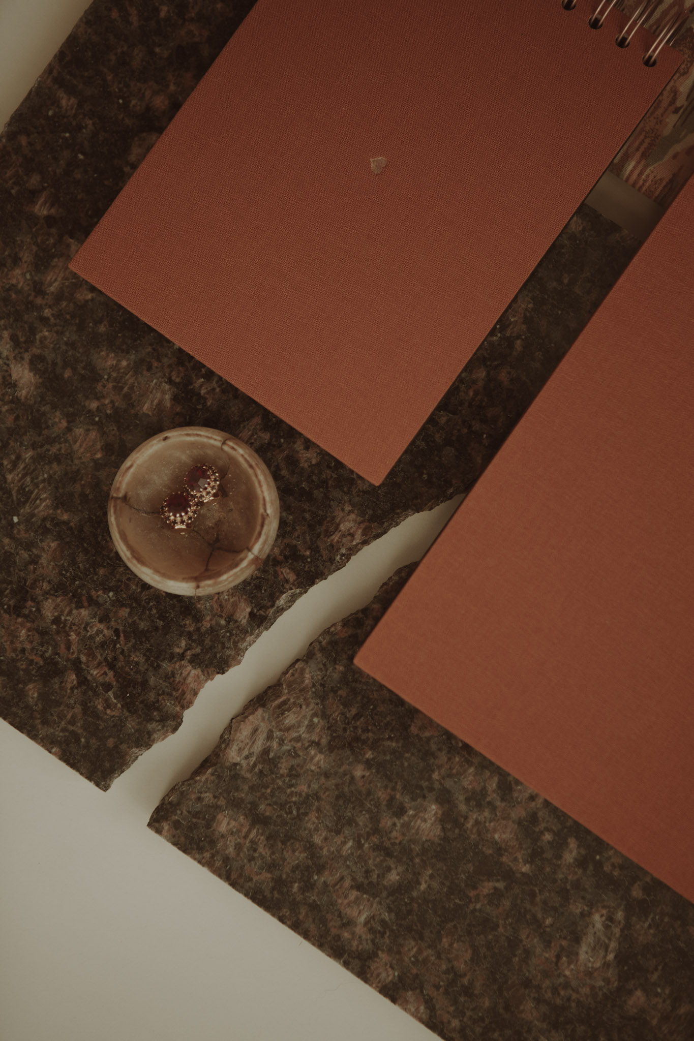 Album na spirali 20 x 15 cm piegi w słońcu z symbolem SERCE