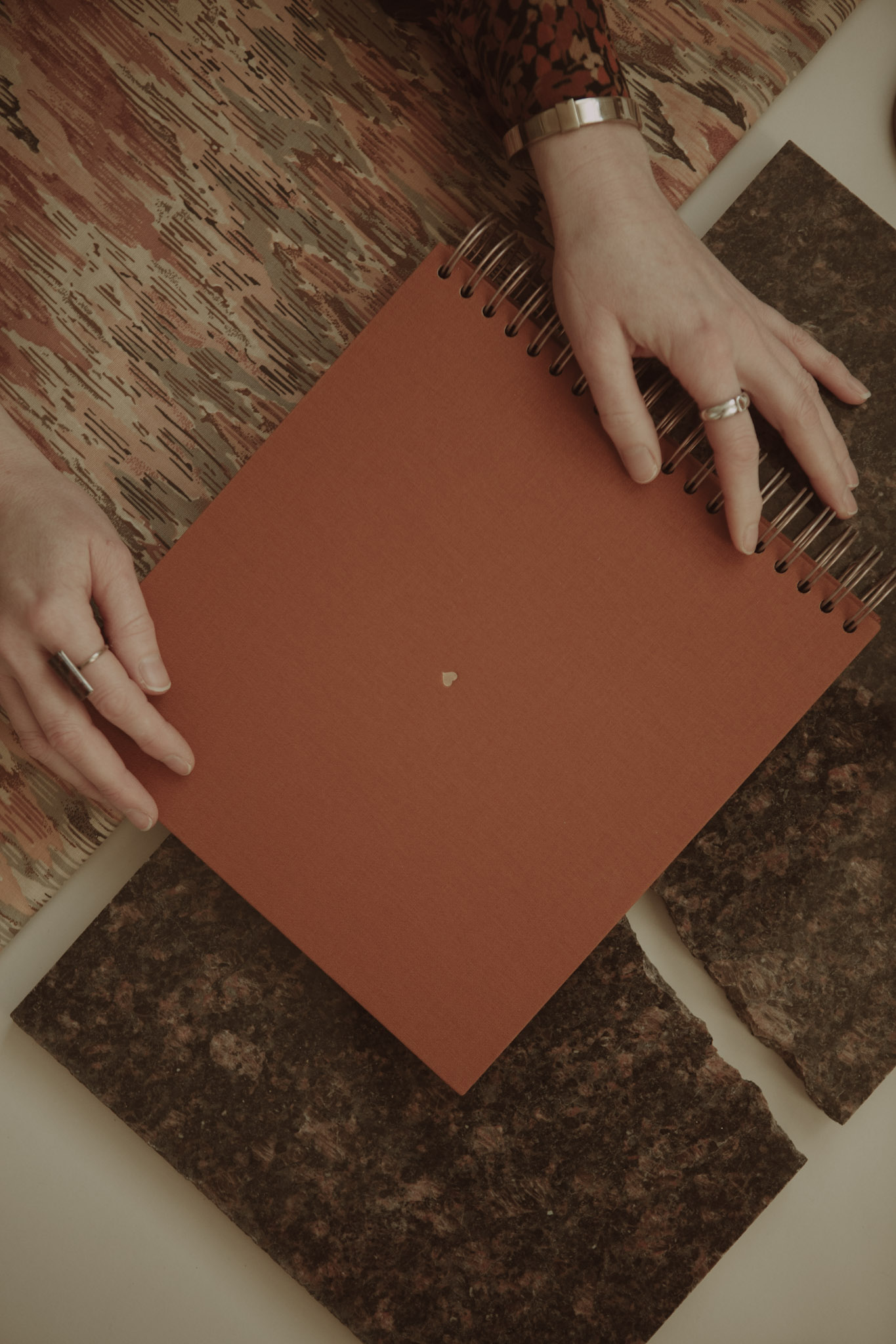 Album na spirali 26 x 25 cm piegi w słońcu z symbolem SERCE