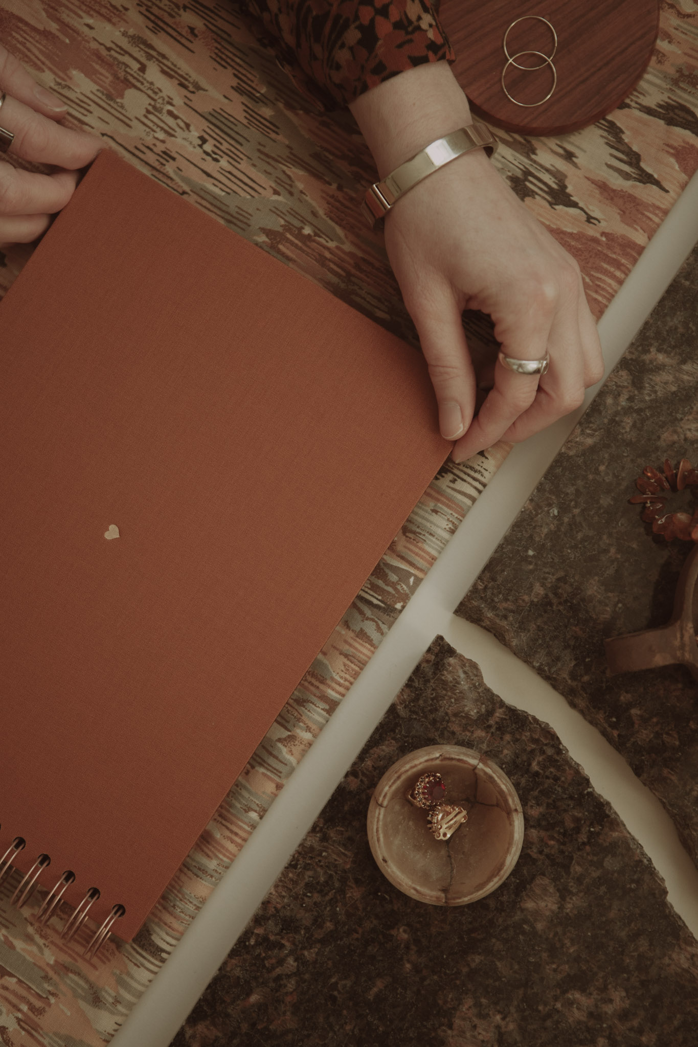 Album na spirali 28 x 20 cm piegi w słońcu z symbolem SERCE