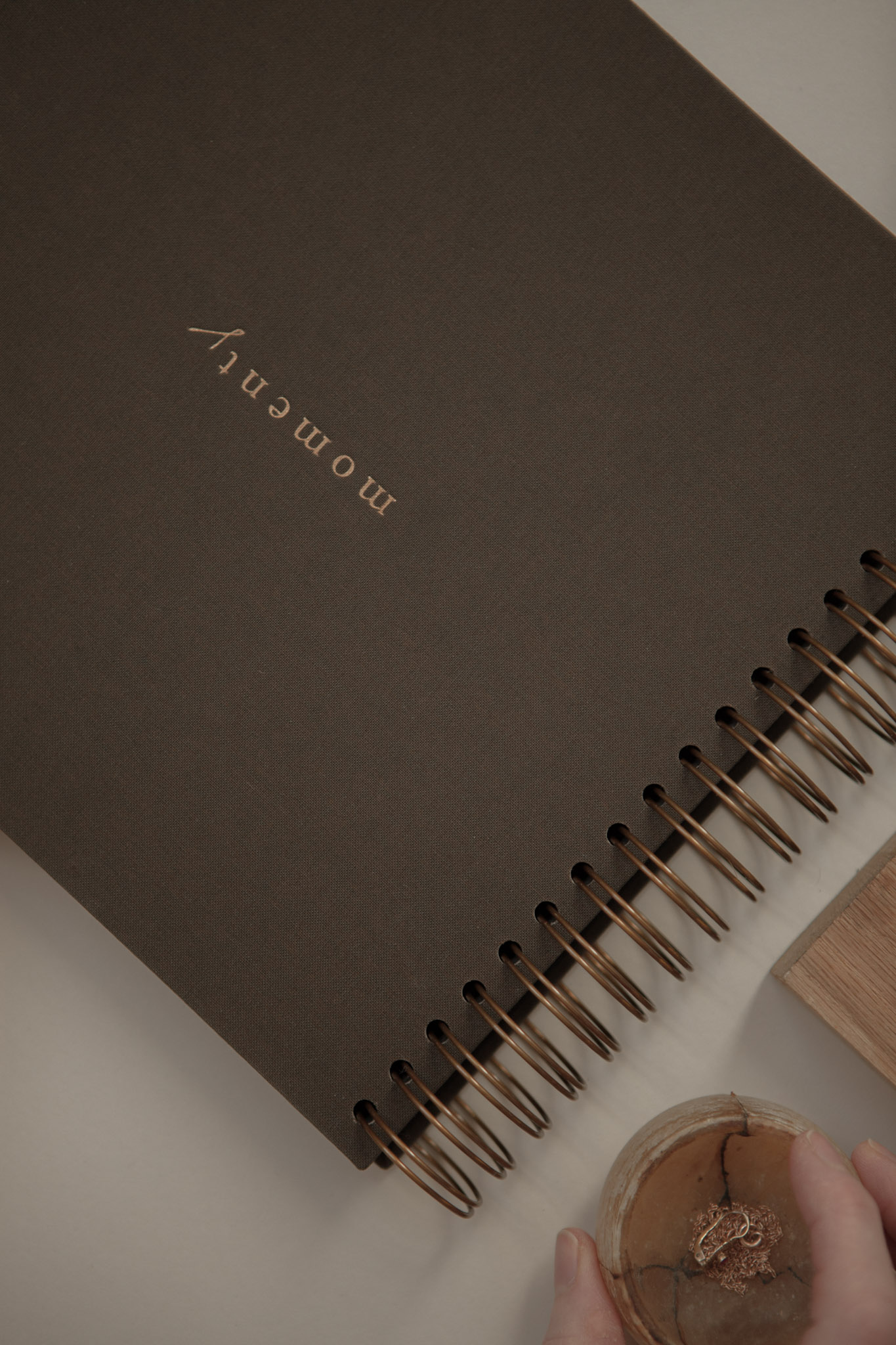 Album na spirali 26 x 25 cm hebanowy z symbolem MOMENTS