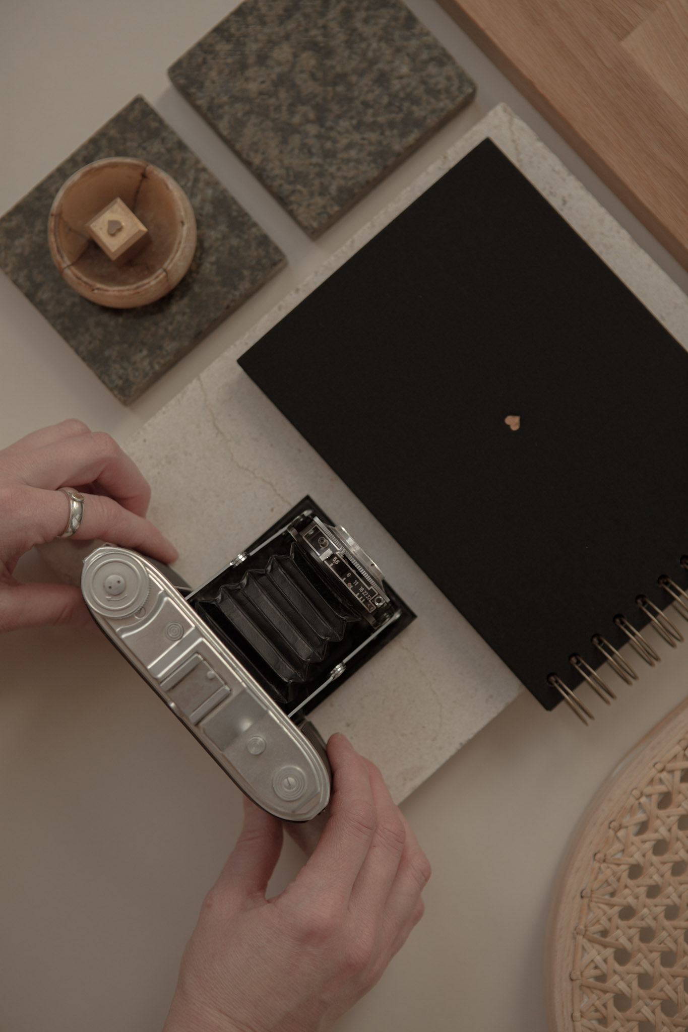 Album na spirali 20 x 15 cm klasyczna czerń z symbolem SERCE