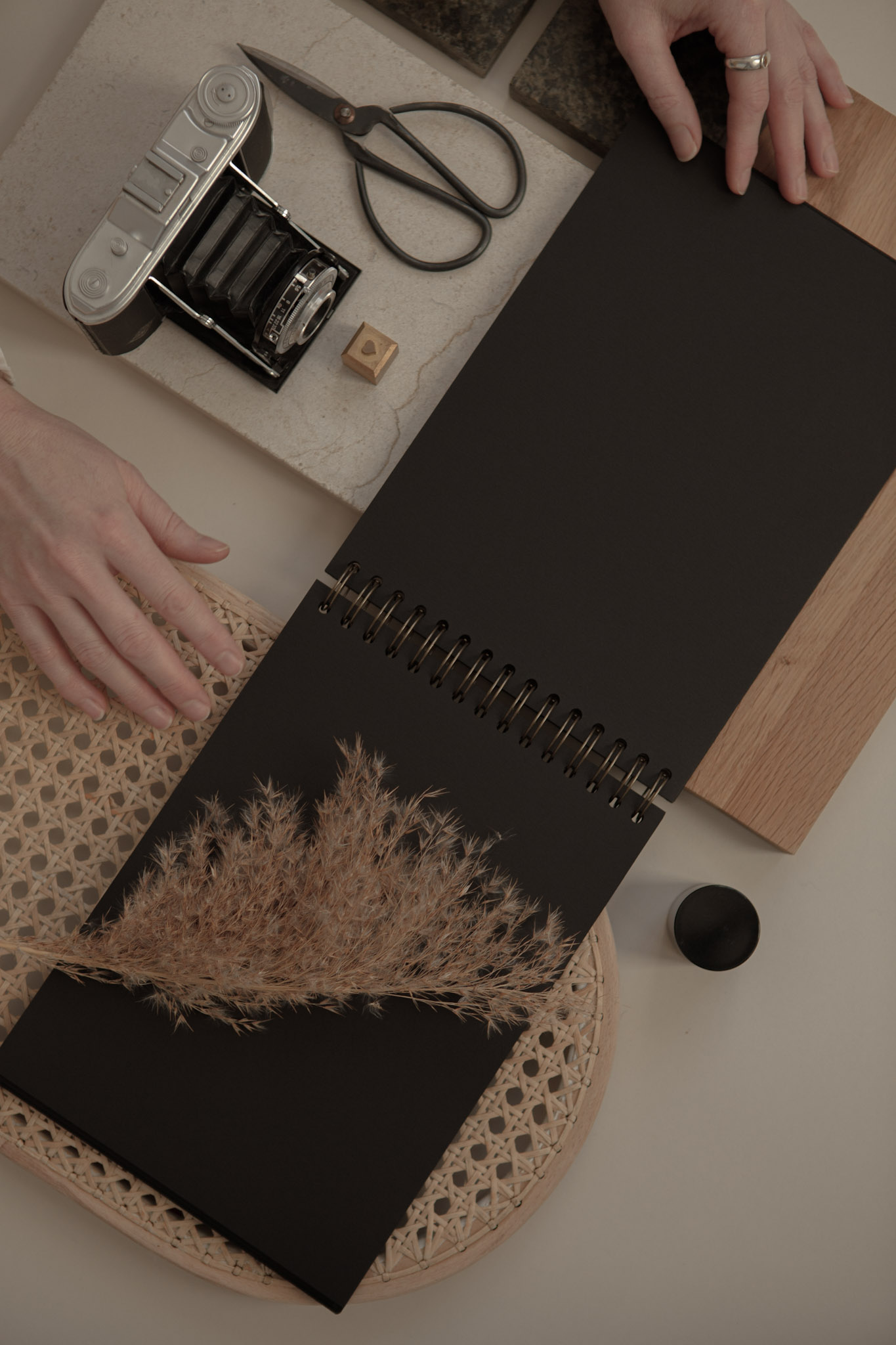 Album na spirali 28 x 20 cm klasyczna czerń z symbolem SERCE