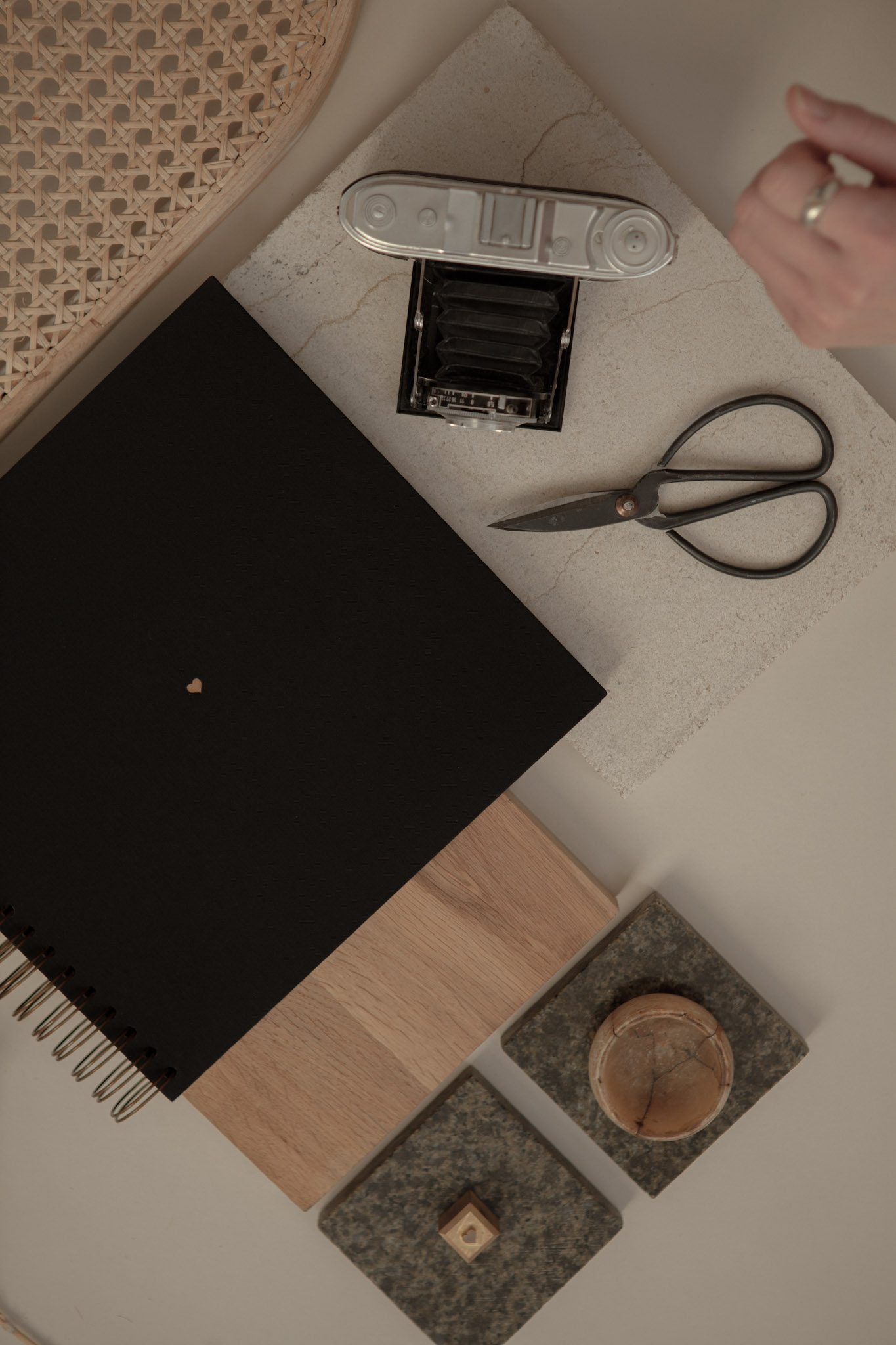 Album na spirali 26 x 25 cm klasyczna czerń z symbolem SERCE