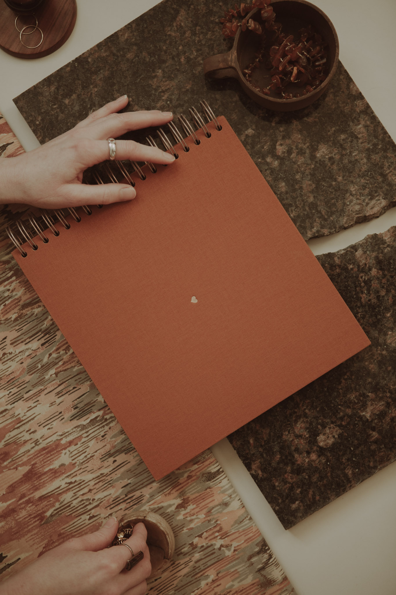 Album na spirali 26 x 25 cm piegi w słońcu z symbolem SERCE