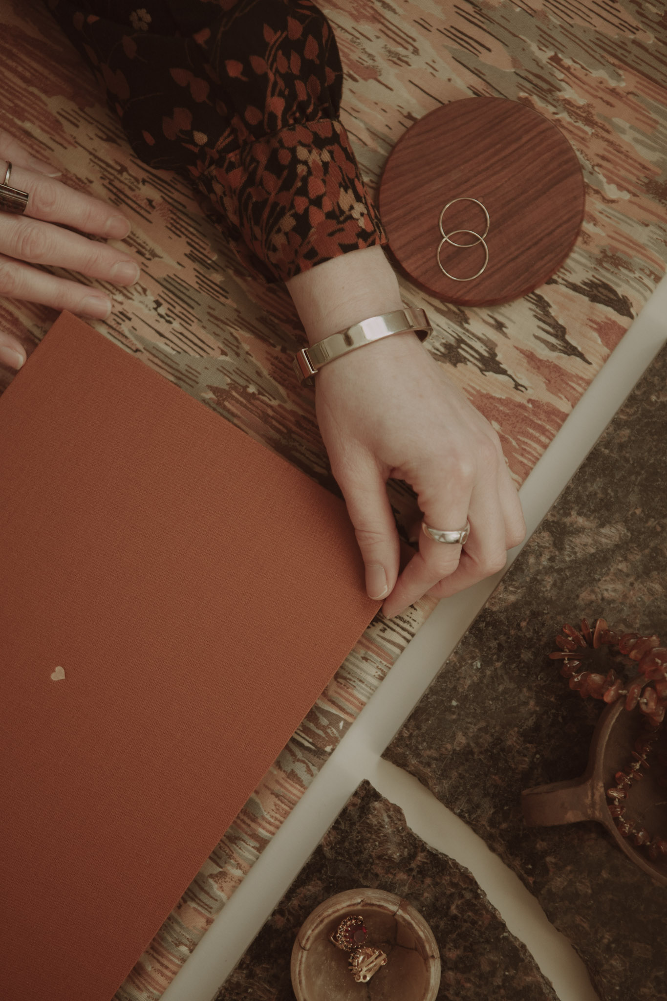 Album na spirali 28 x 20 cm piegi w słońcu z symbolem SERCE