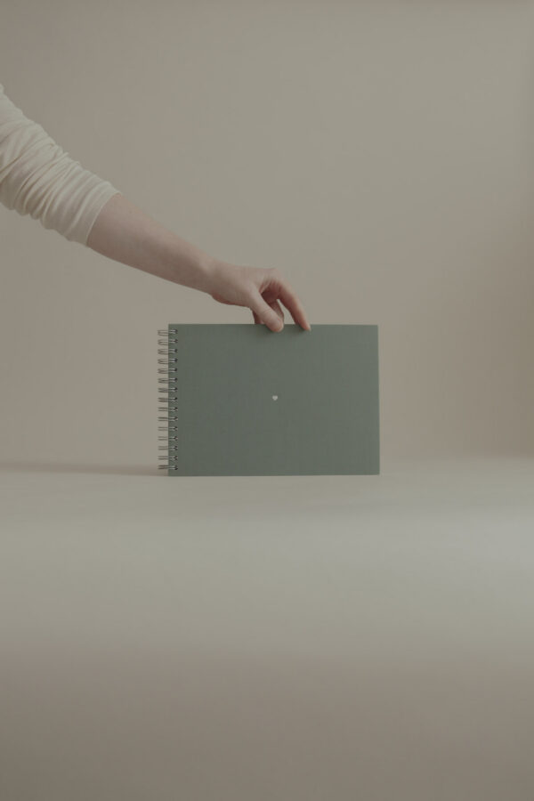 Album na spirali 28 x 20 cm las z symbolem SERCE