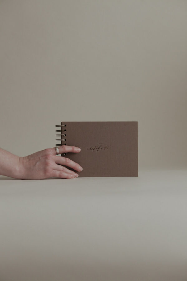 Album na spirali 20 x 15 cm sepia z symbolem MIŁOŚĆ