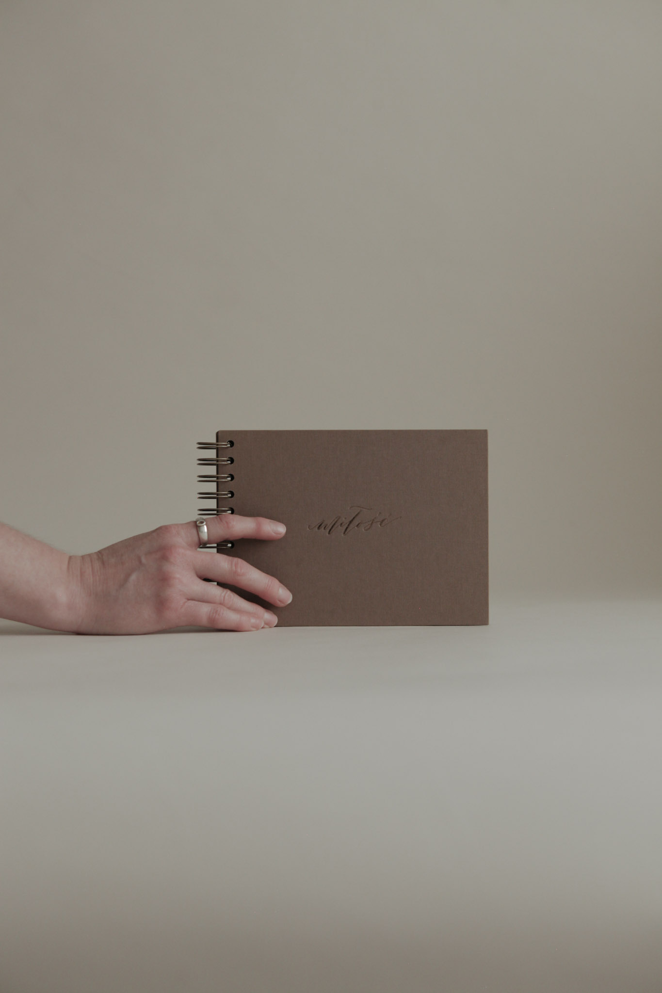 Album na spirali 20 x 15 cm sepia z symbolem MIŁOŚĆ