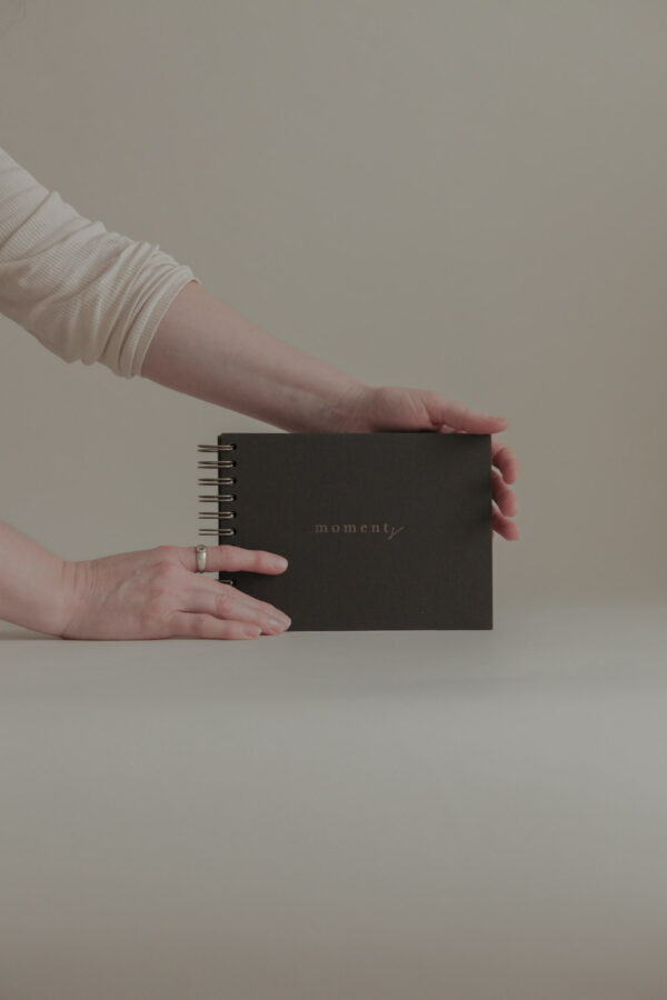 Album na spirali 20 x 15 cm hebanowy z symbolem MOMENTS