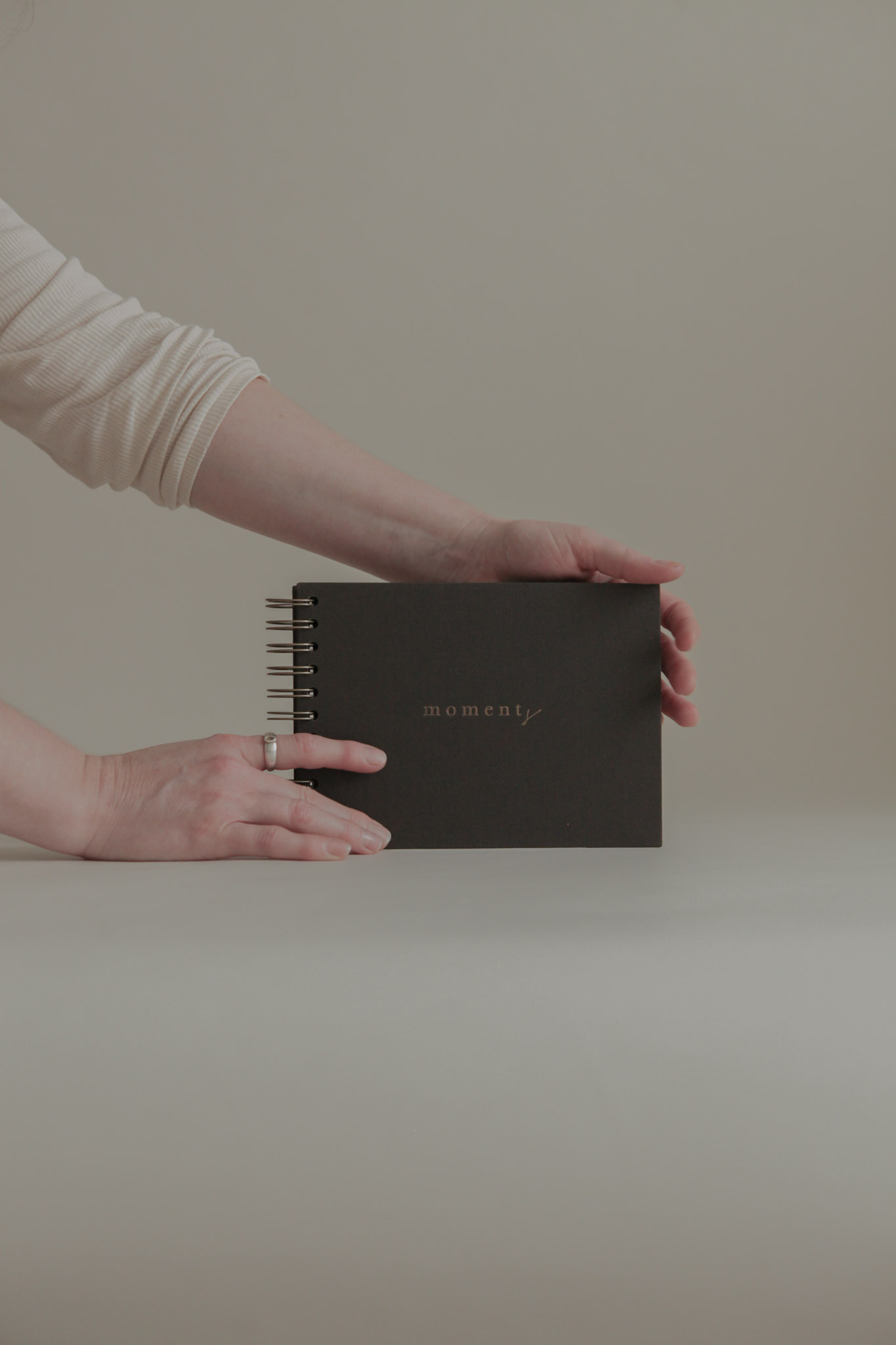 Album na spirali 20 x 15 cm hebanowy z symbolem MOMENTS