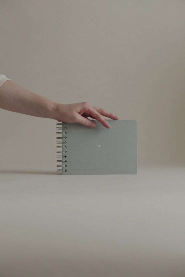 Album na spirali 20 x 15 cm góry z symbolem SERCE