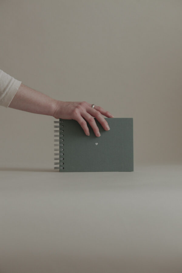 Album na spirali 20 x 15 cm las z symbolem SERCE