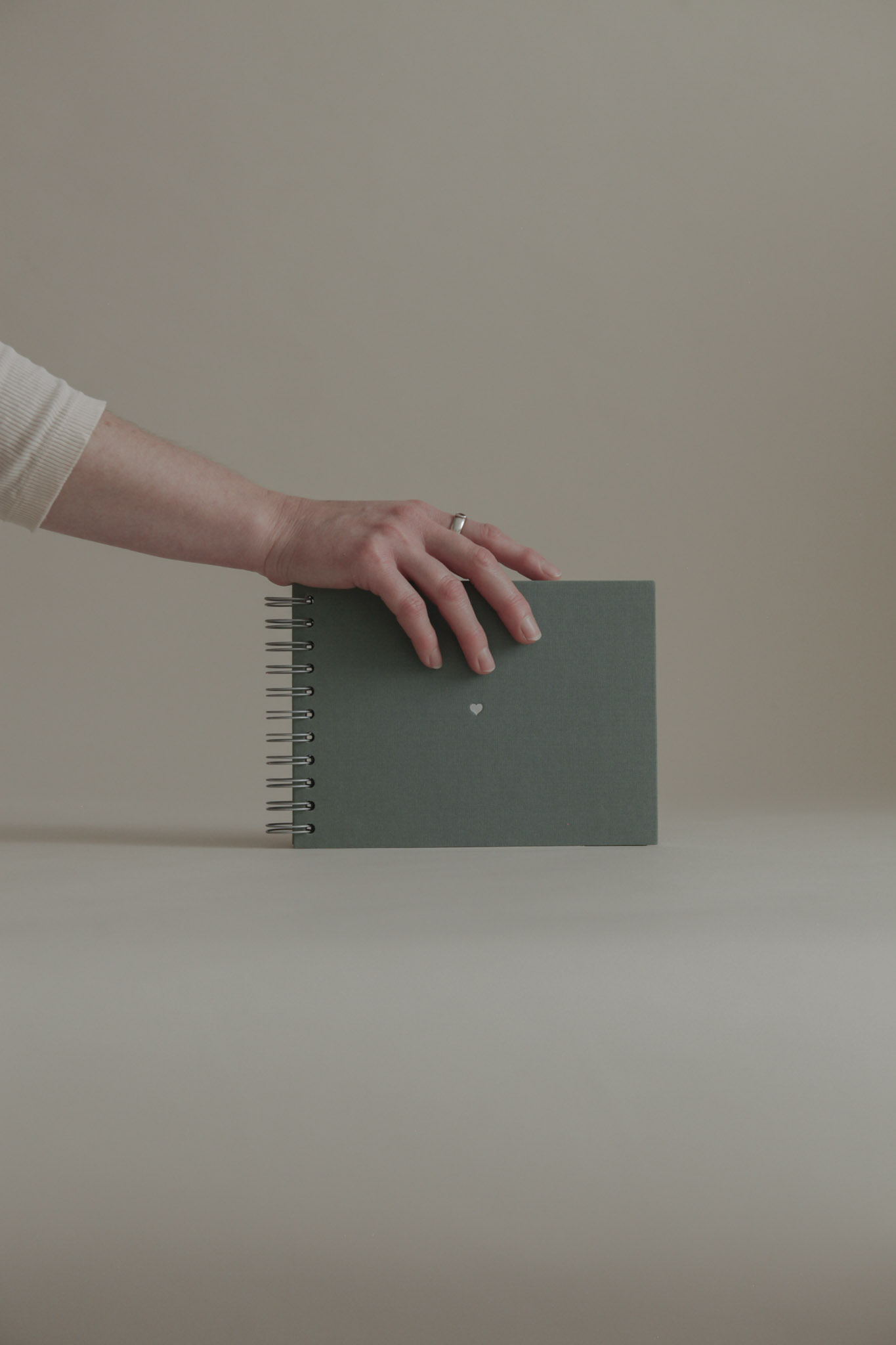 Album na spirali 20 x 15 cm las z symbolem SERCE