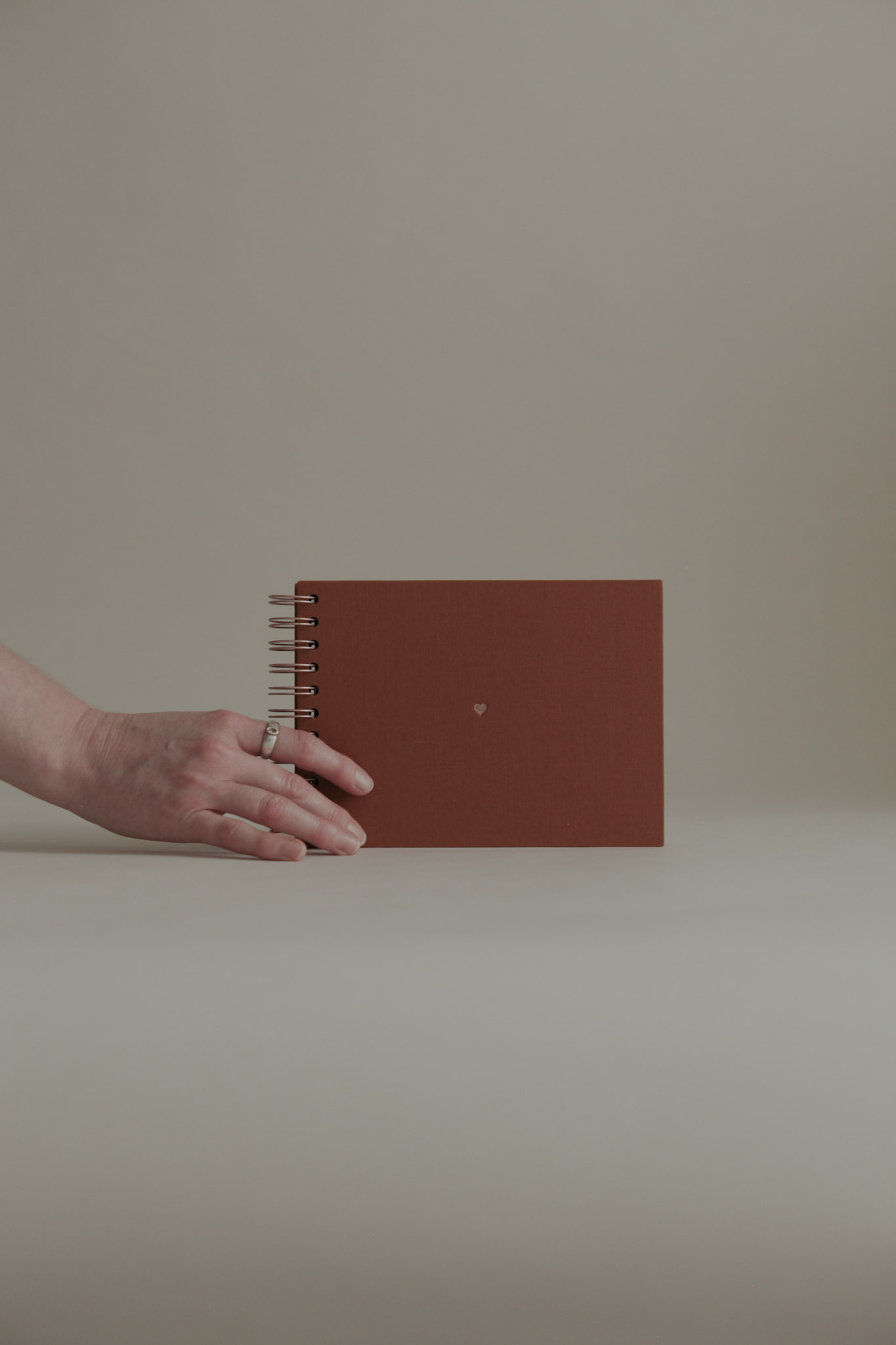 Album na spirali 20 x 15 cm piegi w słońcu z symbolem SERCE