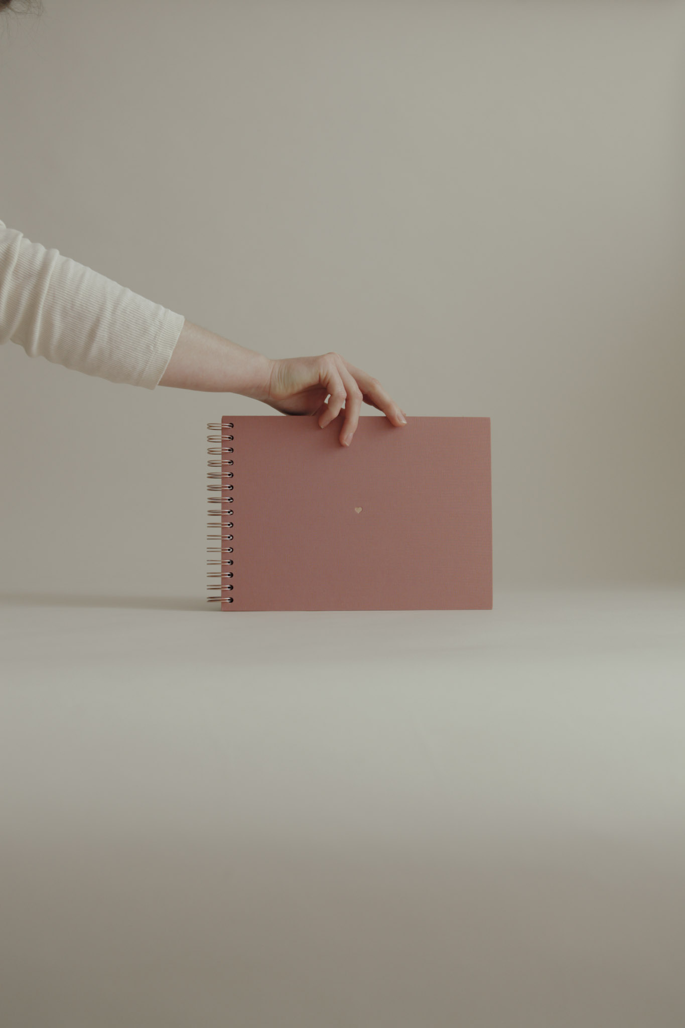 Album na spirali 28 x 20 cm woda różana z symbolem SERCE