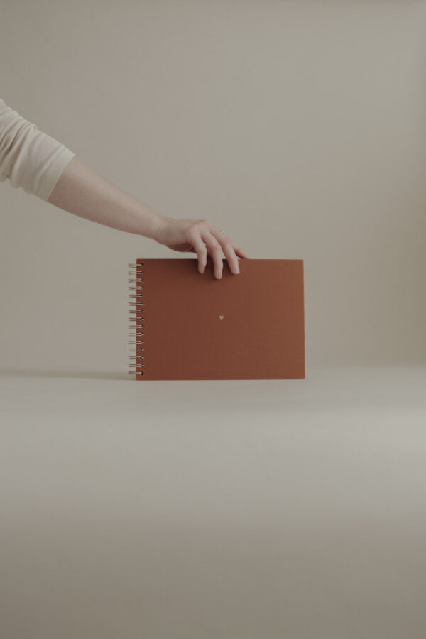 Album na spirali 28 x 20 cm piegi w słońcu z symbolem SERCE