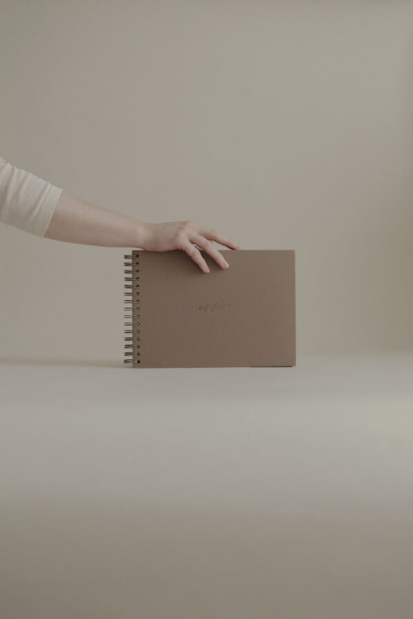 Album na spirali 28 x 20 cm sepia z symbolem MIŁOŚĆ