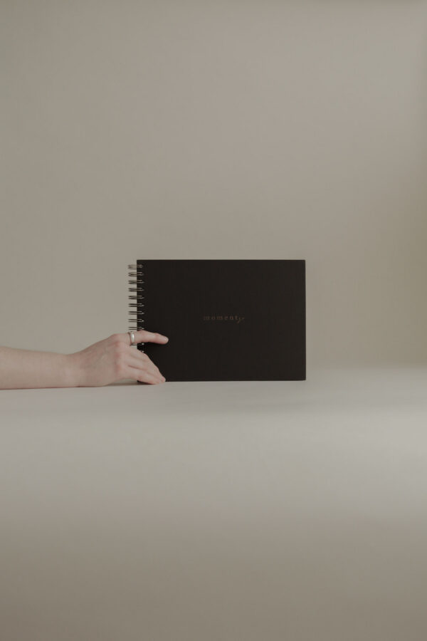 Album na spirali 28 x 20 cm hebanowy z symbolem MOMENTS