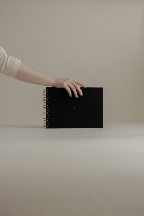 Album na spirali 28 x 20 cm klasyczna czerń z symbolem SERCE