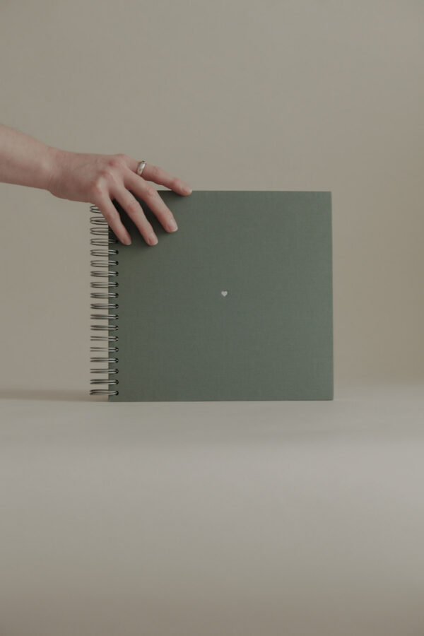 Album na spirali 26 x 25 cm las z symbolem SERCE