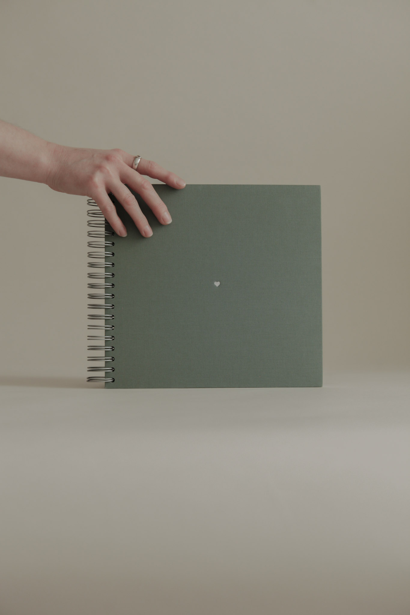 Album na spirali 26 x 25 cm las z symbolem SERCE