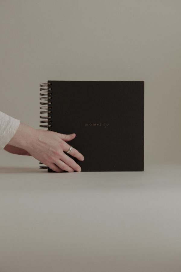 Album na spirali 26 x 25 cm hebanowy z symbolem MOMENTS