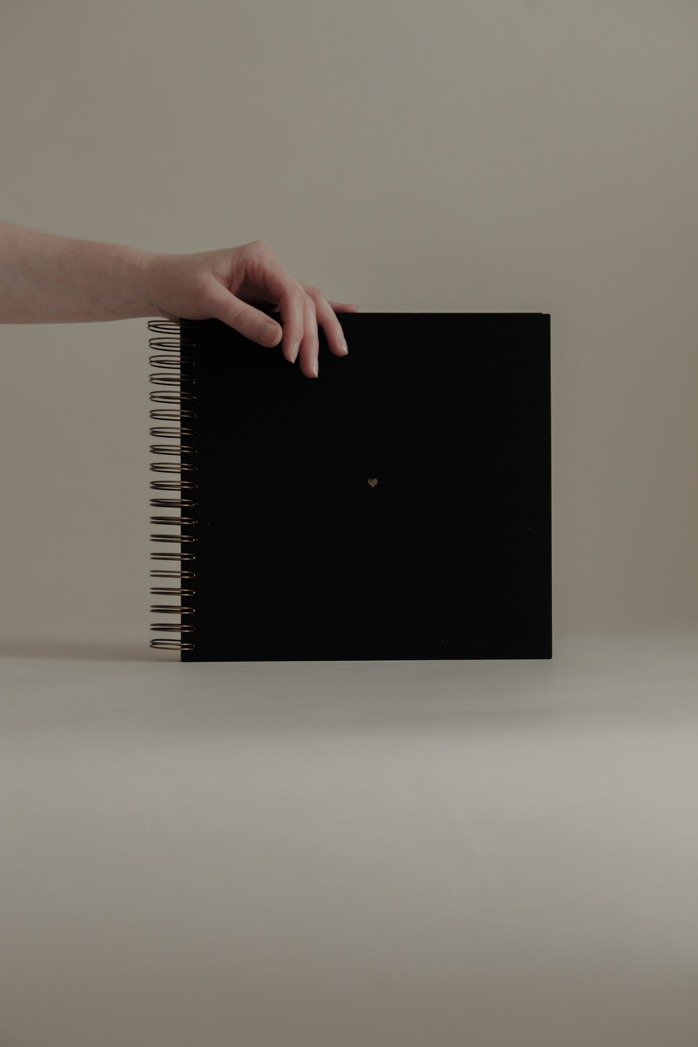 Album na spirali 26 x 25 cm klasyczna czerń z symbolem SERCE