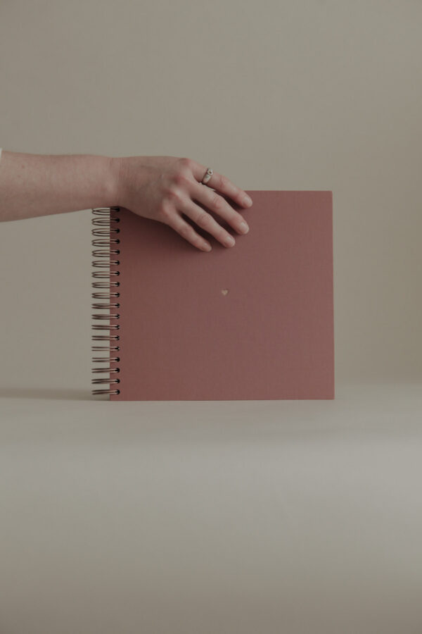 Album na spirali 26 x 25 cm woda różana z symbolem SERCE