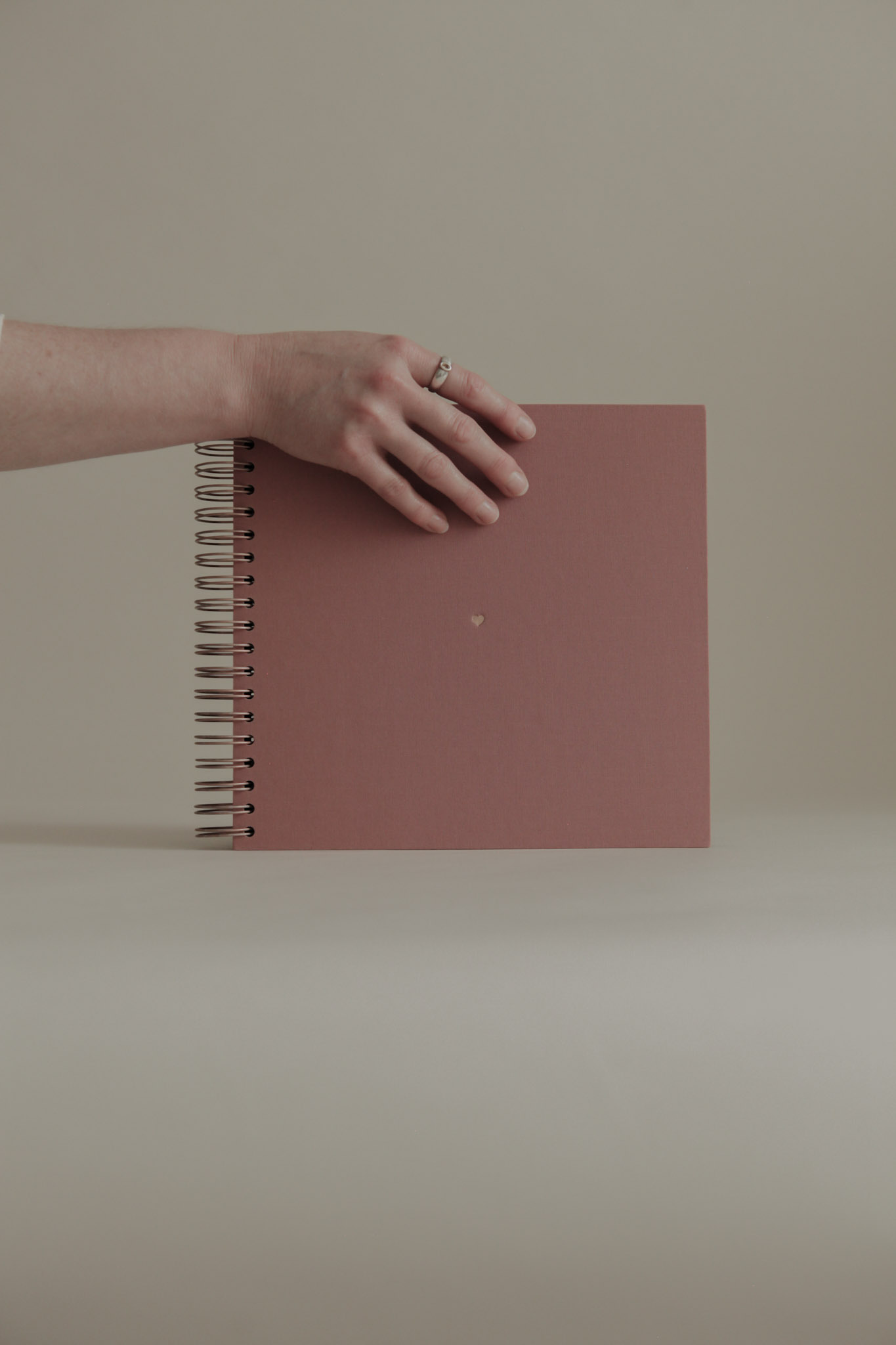 Album na spirali 26 x 25 cm woda różana z symbolem SERCE