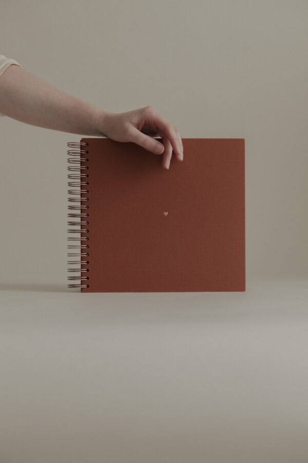 Album na spirali 26 x 25 cm piegi w słońcu z symbolem SERCE