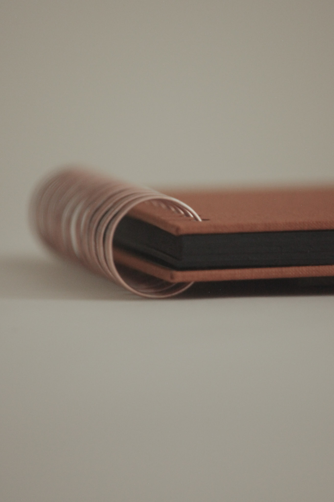 Album na spirali 20 x 15 cm piegi w słońcu z symbolem SERCE